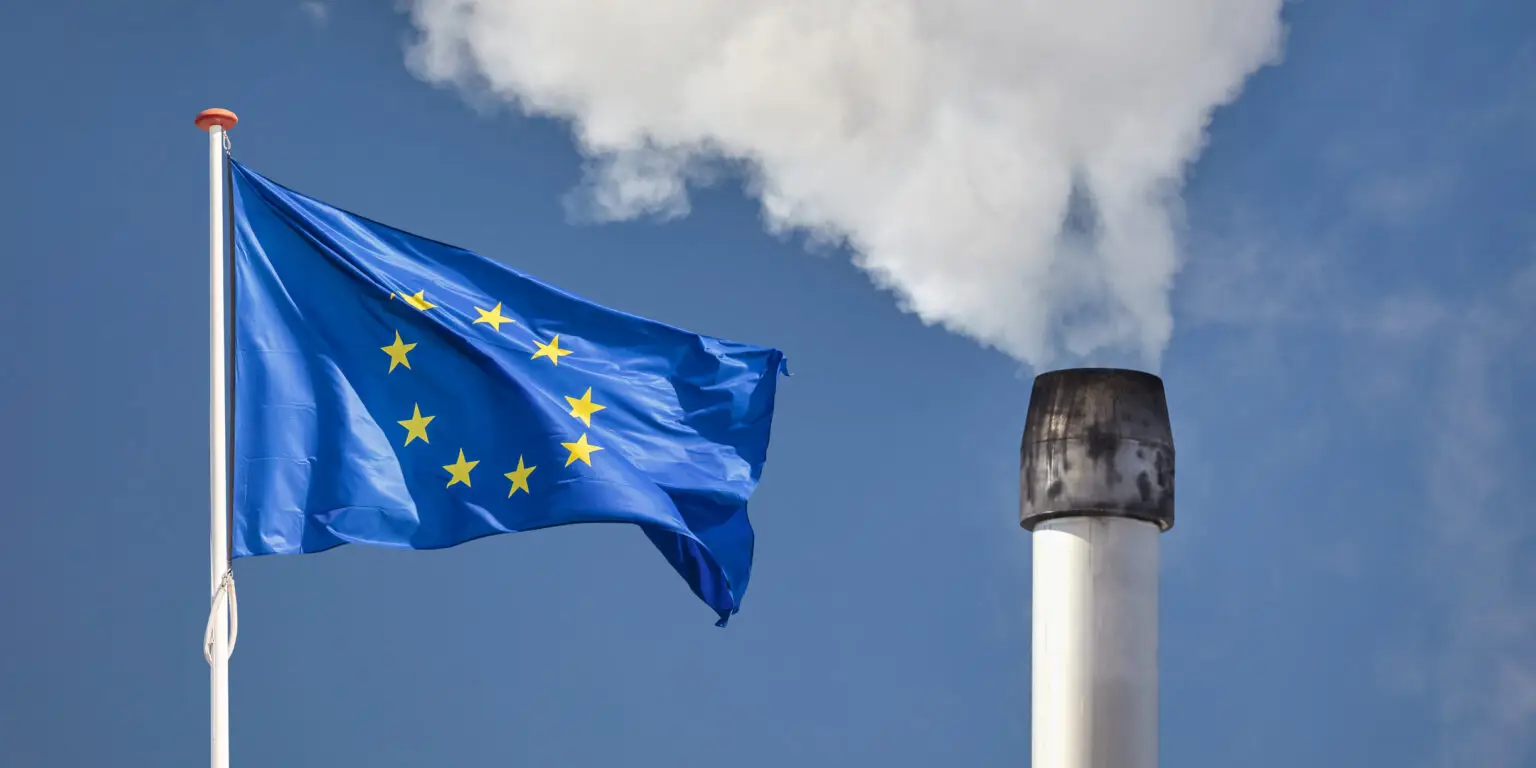 Europa macht Ernst beim Klimaschutz – und die Rechnung bekommen alle. Ab dem 1. Januar 2026 tritt die Carbon Border Adjustment Mechanism (CBAM) vollständig in Kraft, eine CO2-Grenzsteuer, die importierte Waren nach ihrem Klimafußabdruck bepreist.