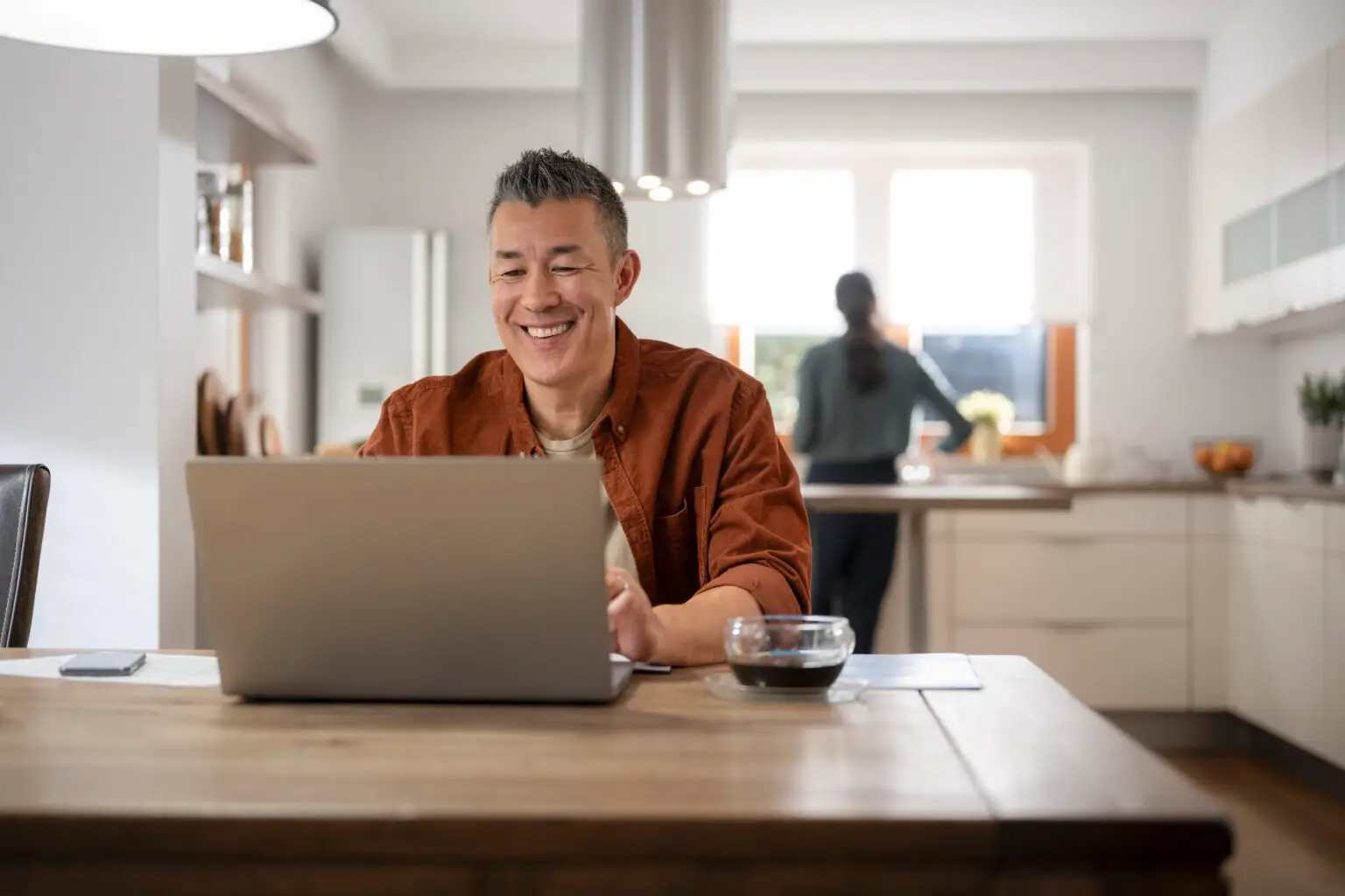 Keine Fancy-Office-Adresse, keine perfekten Bedingungen, kein Kapital – und trotzdem Erfolg? Genau das ist die Essenz des Entrepreneurial Marketing. Während Konzerne ihre Marketingabteilungen mit Millionenbudgets ausstatten, entstehen die wirklich disruptiven Ideen oft dort, wo ihr sie am wenigsten erwartet: am heimischen Küchentisch.